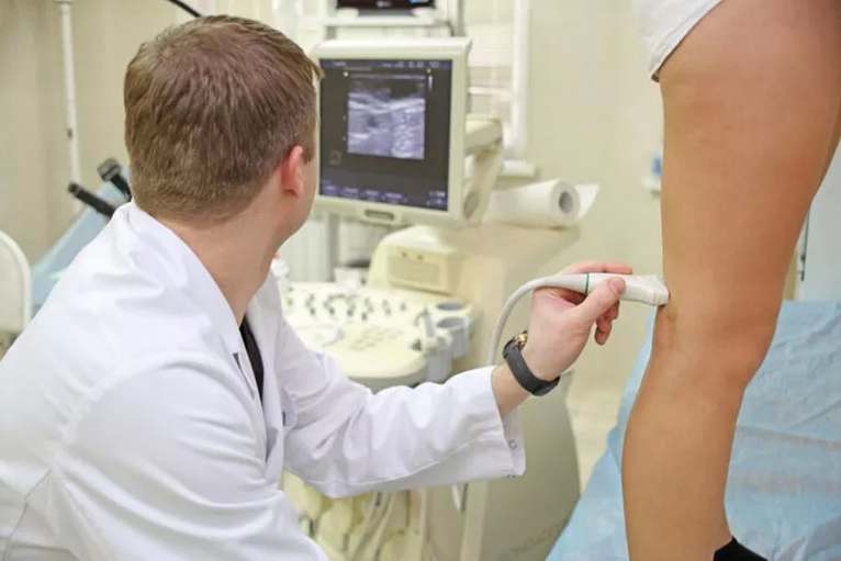 De patiënt wordt gevraagd om diagnostiek te ondergaan