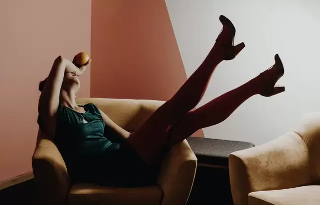 Jonge vrouw met spataderen van de benen